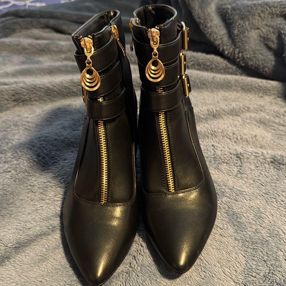 Black leatherr boots beautiful, worn once , very clean , versatile,no return